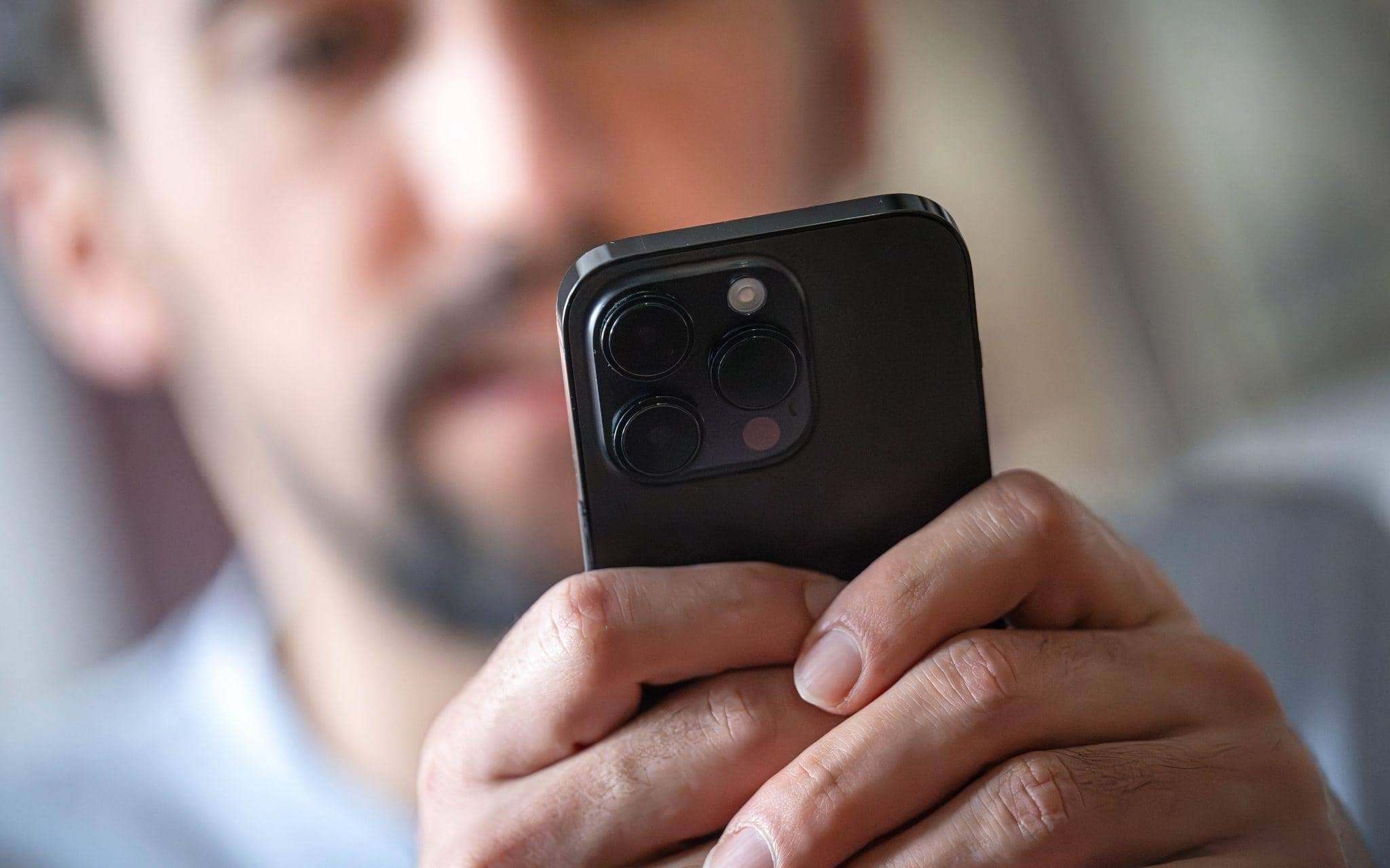 Ein Mann tippt auf einem Smartphone