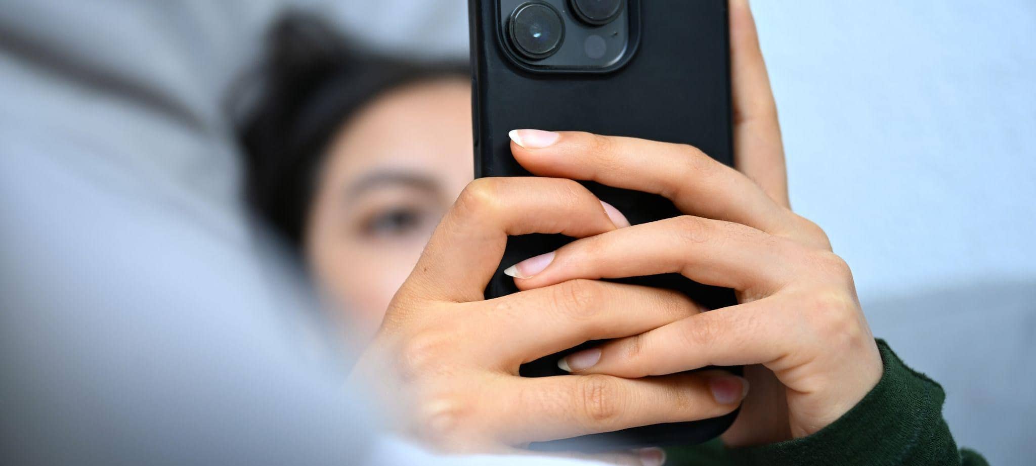 Mädchen schaut auf ihr Smartphone