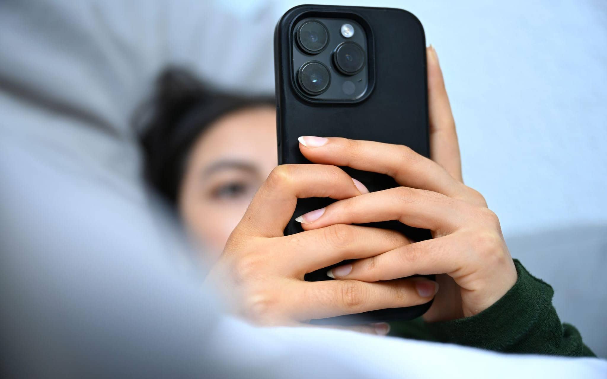 Mädchen schaut auf ihr Smartphone