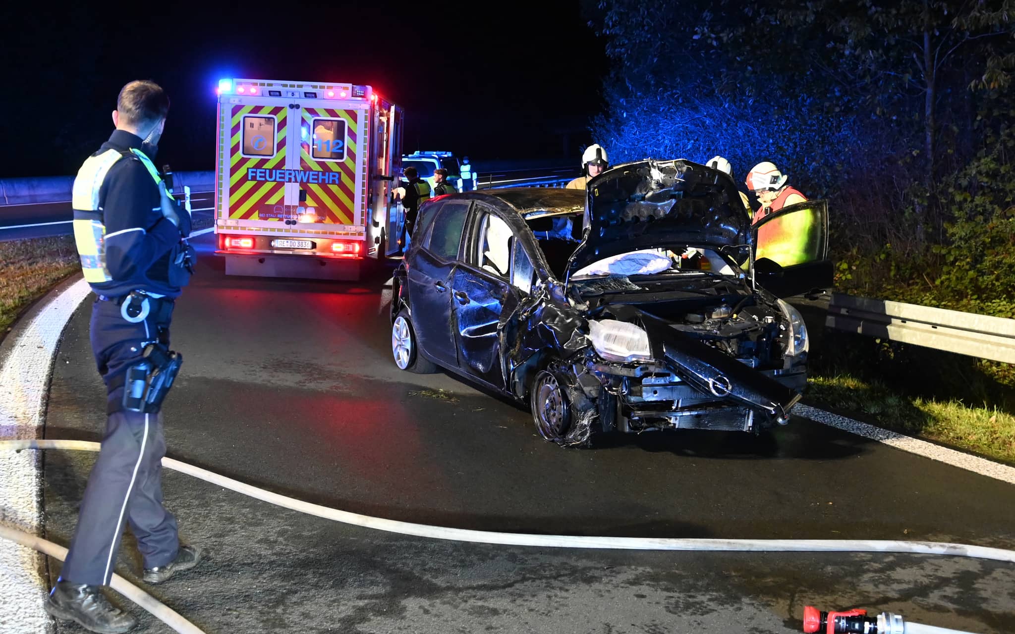 Ein 62-Jähriger überschlägt sich mit seinem Auto auf der A 31 bei Dorsten - und fährt danach als Geisterfahrer weiter. Laut Polizei war der Mann betrunken.