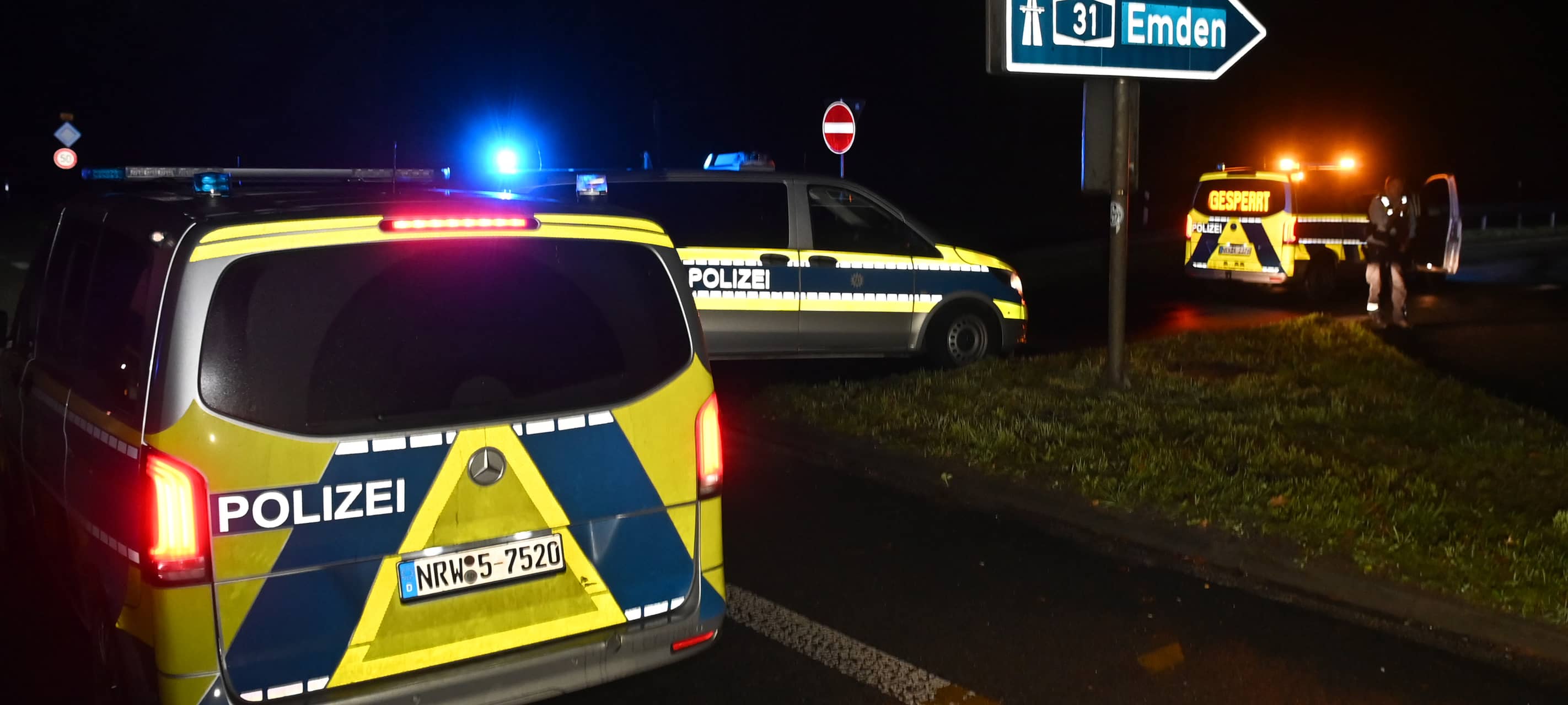 Zwei Atomkraftgegner haben am frühen Mittwochmorgen einen Castor-Transport auf der A31 gestoppt. Die Polizei sperrte die Autobahn bei Dorsten für rund eine Stunde.