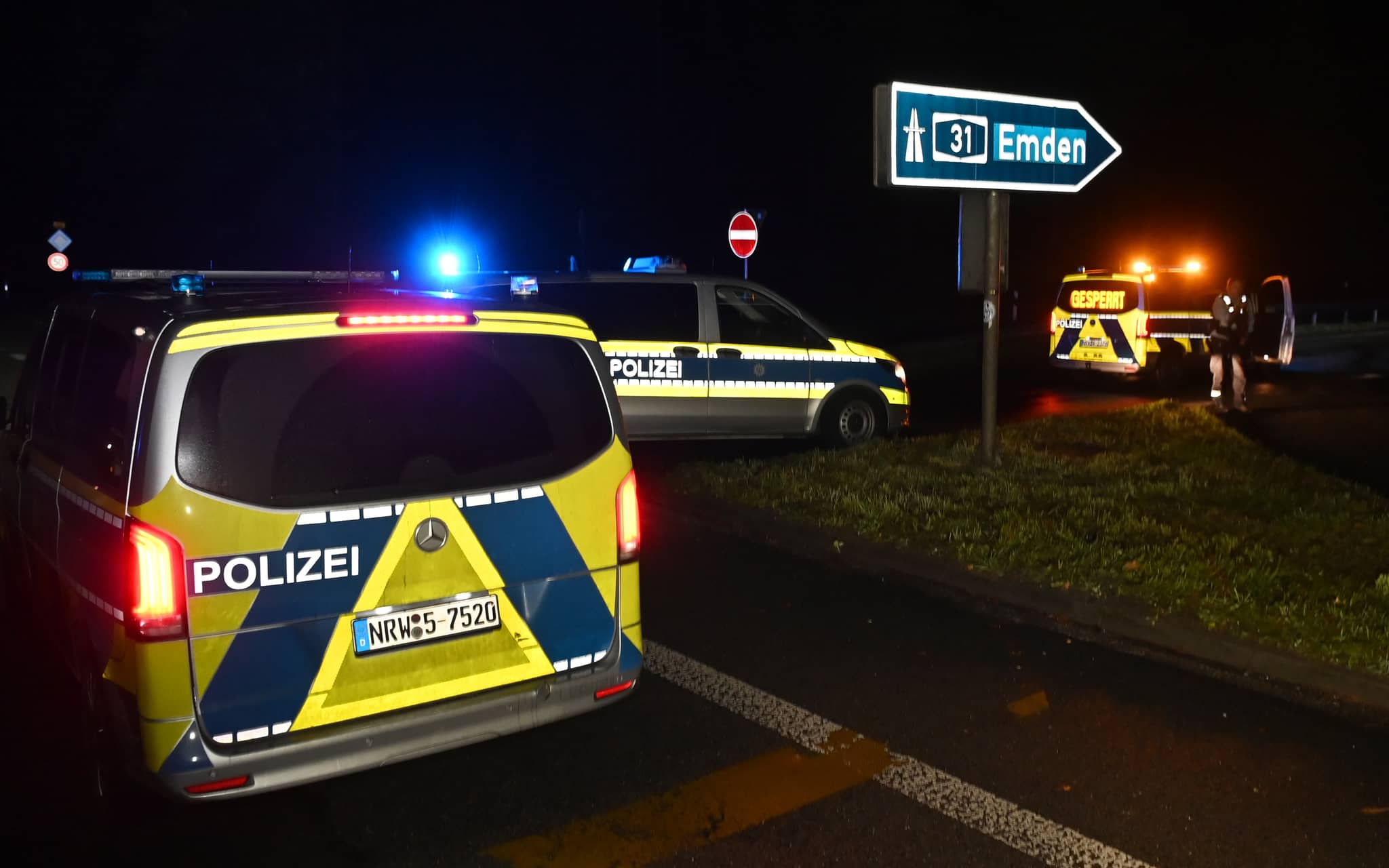 Zwei Atomkraftgegner haben am frühen Mittwochmorgen einen Castor-Transport auf der A31 gestoppt. Die Polizei sperrte die Autobahn bei Dorsten für rund eine Stunde.