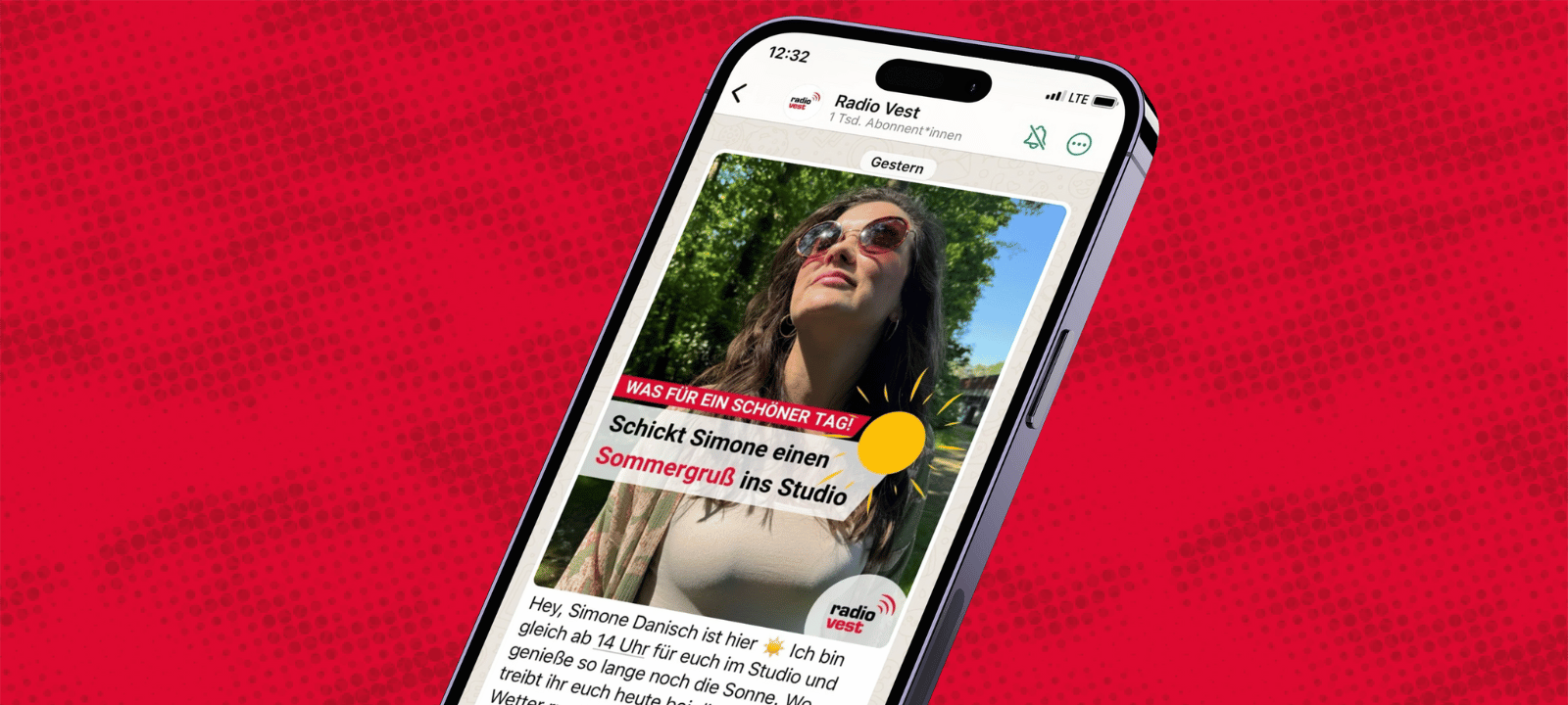 Ein Handy zeigt einen Screenshot, auf dem Whatsapp geöffnet ist.