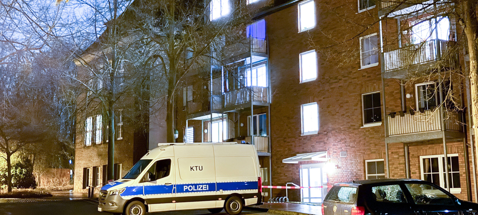 Ein Polizeiauto steht vor einem Seniorenzentrum in Waltrop