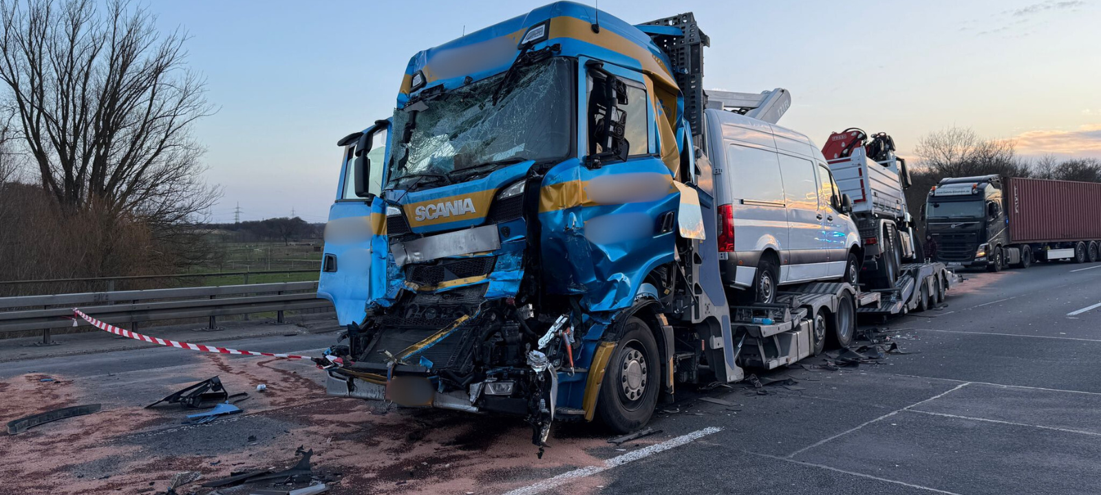 Ein an der Front stark zerstörter LKW steht auf der A2 bei Recklinghausen