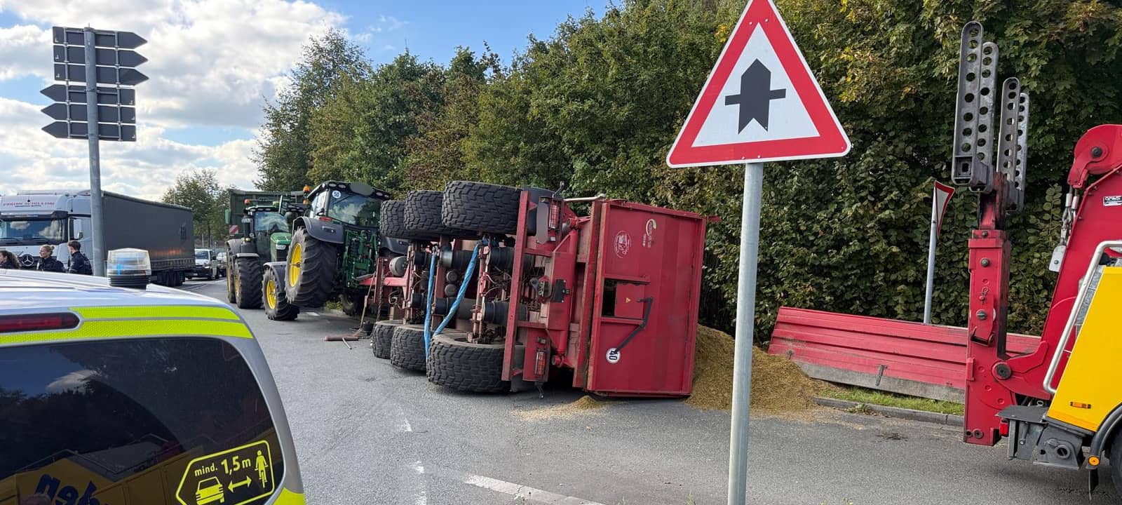 Traktor-Anhänger im Industriepark Dorsten/Marl umgekippt