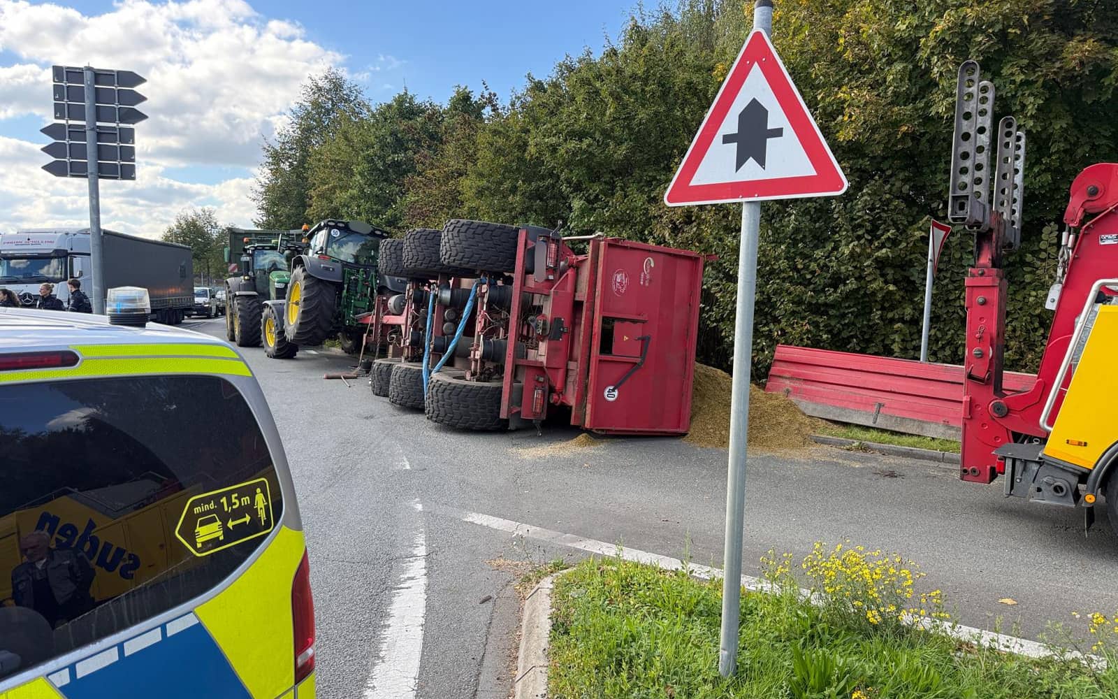 Traktor-Anhänger im Industriepark Dorsten/Marl umgekippt