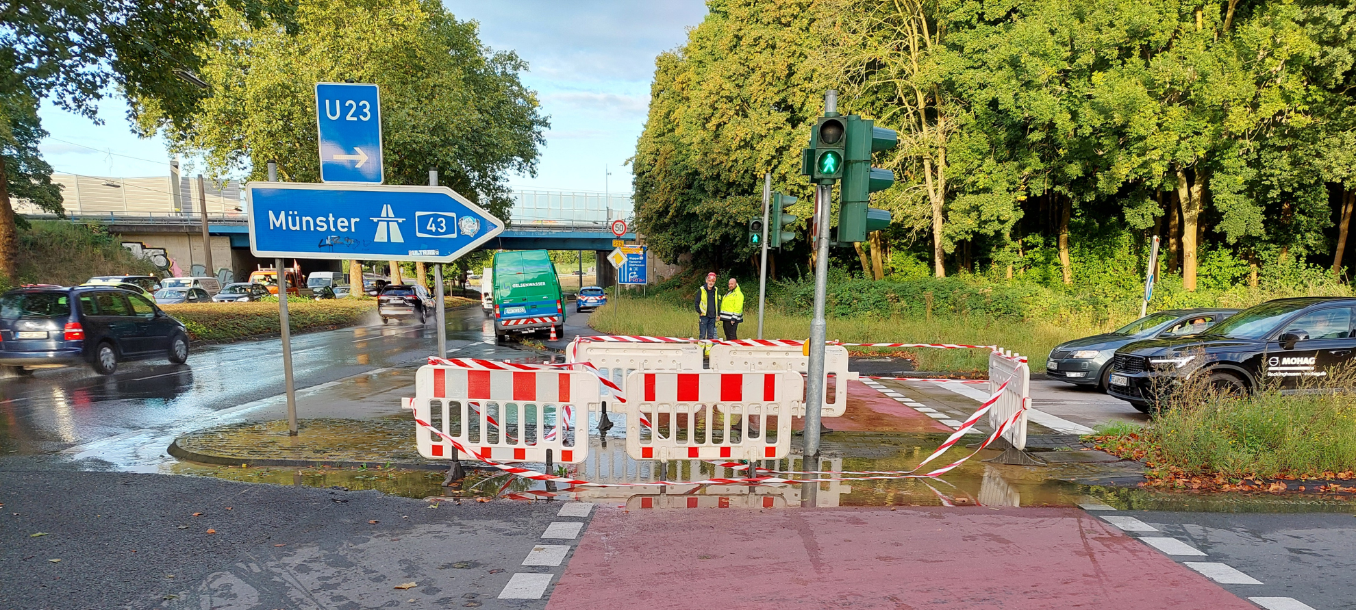 Der Wasserrohrbruch ist auf der Akkoallee in Recklinghausen im Bereich der Ampel aufgetreten.